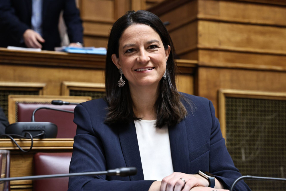 Συλλογικές Συμβάσεις: υπερψηφίστηκε το νομοσχέδιο - Πώς η Κεραμέως «στριμώχνει» το ΠΑΣΟΚ