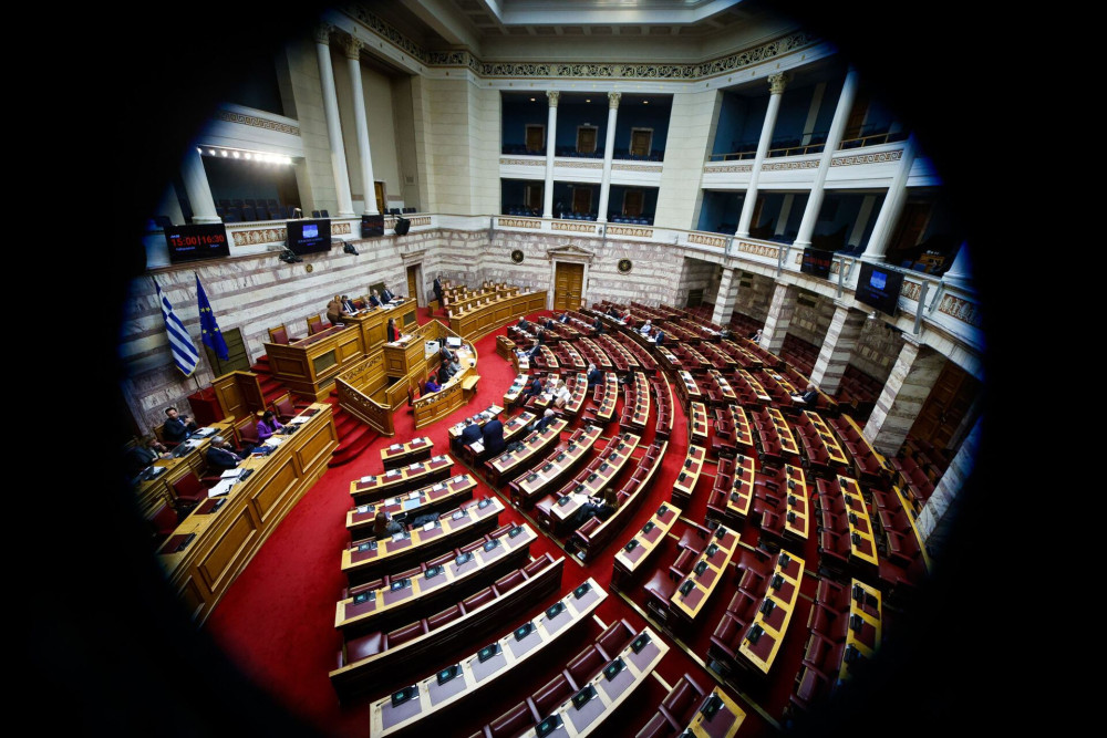 Βουλή: στην Ολομέλεια το πλαφόν για καύσιμα και τρόφιμα