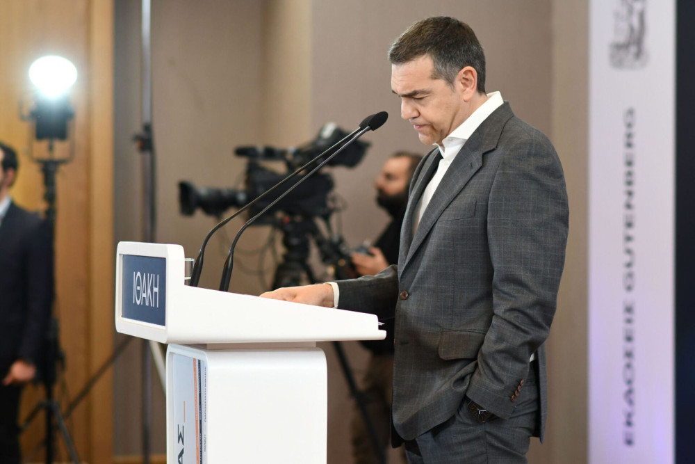 Με το βλέμμα στο κόμμα της Καρυστιανού ο Τσίπρας: μαδάει πάλι τη… μαργαρίτα