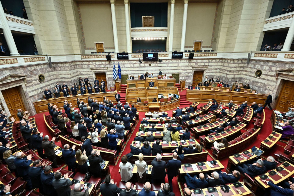 Βουλή: τήρηση ενός λεπτού σιγής στη μνήμη των θυμάτων των Τεμπών