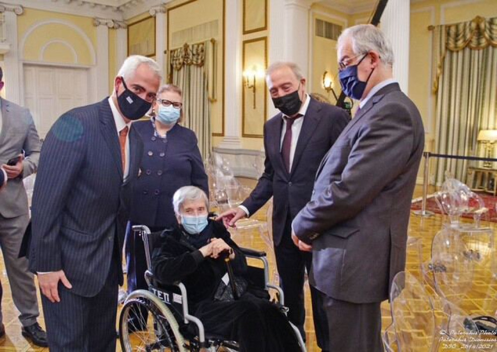 Ο Χρίστος Λιάπης αποχαιρετά την Ελένη Αρβελέρ