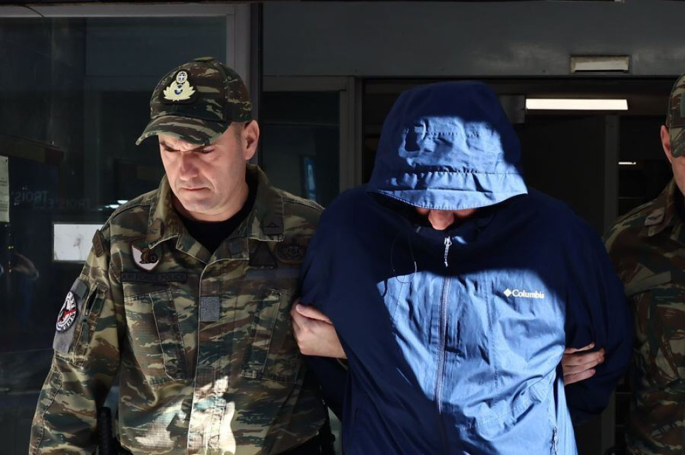 Υπόθεση στρατιωτικής κατασκοπείας: στο «φως» τα κρυφά κινητά του σμηνάρχου και ο μυστηριώδης Κινέζος «χειριστής»