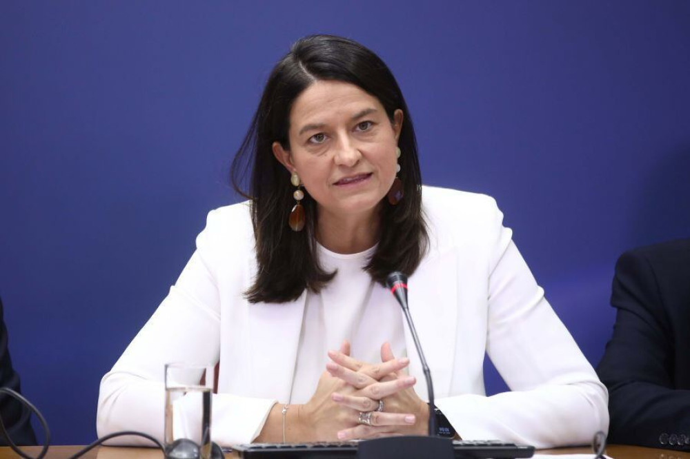 Νίκη Κεραμέως: Ποιοι κερδίζουν από τα 920 ευρώ, τι αλλάζει σε μισθούς και ψηφιακή κάρτα εργασίας (video)