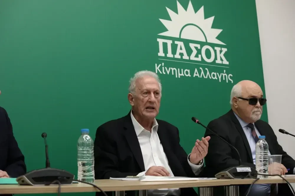 ΠΑΣΟΚ: Τα παρατράγουδα της διεύρυνσης, οι νέες προσχωρήσεις και το καρφί Δούκα