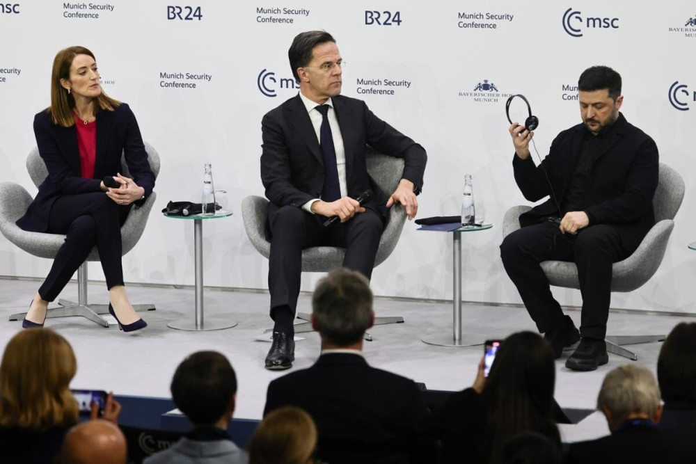 Ζελένσκι από το Μόναχο: Μόνο η Ουκρανία καλείται να κάνει παραχωρήσεις - Προτείνει εκεχειρία δύο μηνών και εκλογές