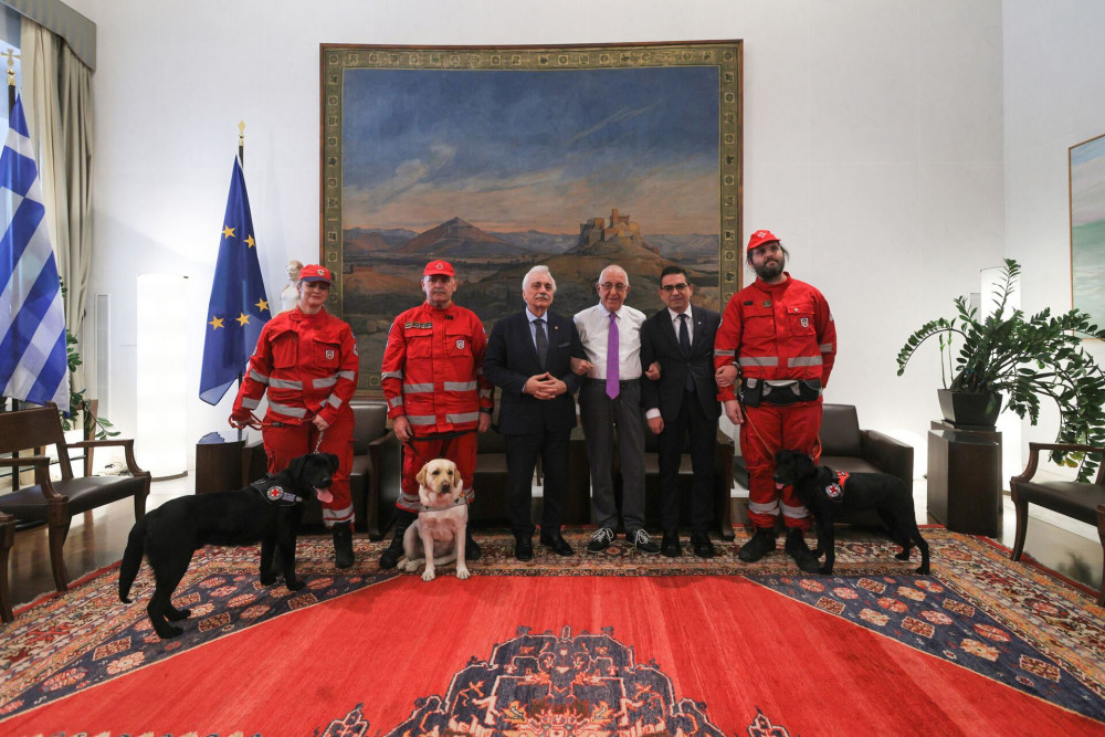 Δυο σκύλους διασώστες δώρισε η Βουλή στον Ερυθρό Σταυρό