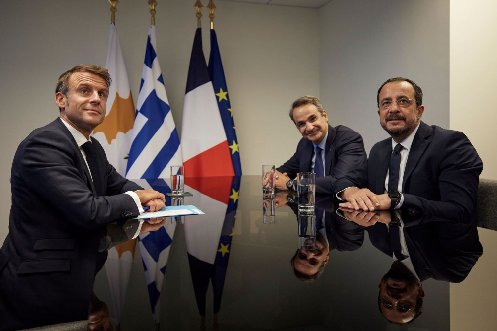Στήριξη Μητσοτάκη-Μακρόν στην Κύπρο - Τριμερής με Χριστοδουλίδη στην Πάφο