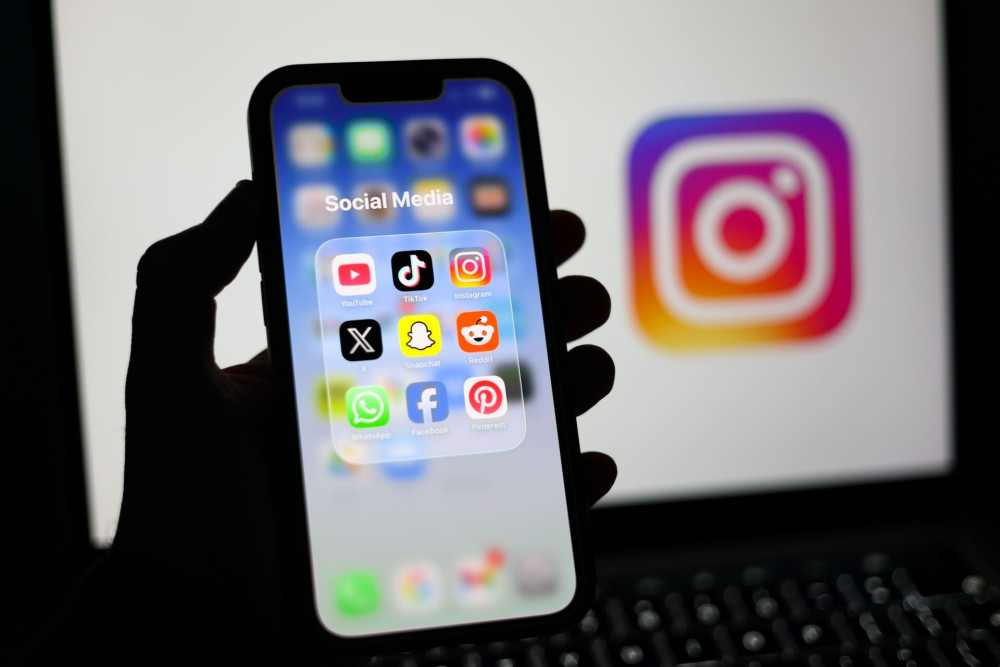 Έρχεται ο «κόφτης» στα social media για παιδιά κάτω των 15