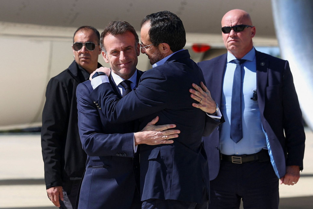 Η αγκαλιά που ντρόπιασε τον Στάρμερ: Πώς η επίσκεψη Μακρόν στην Κύπρο σόκαρε τη Βρετανία
