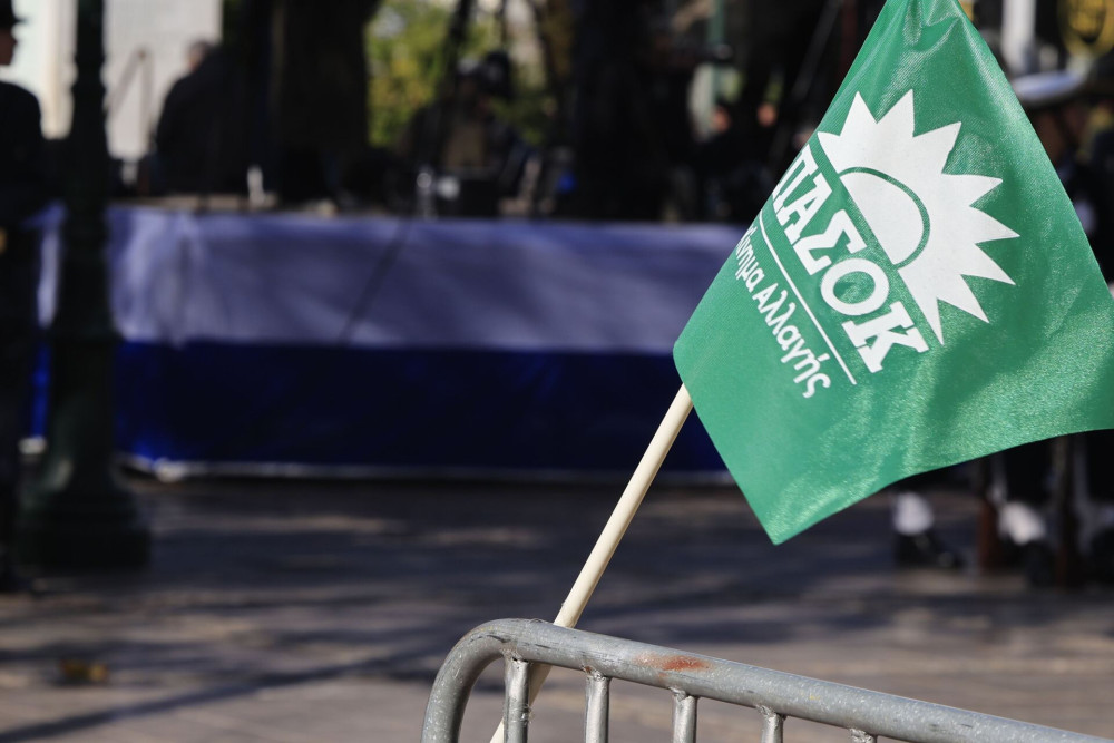«Τραβούν τα μαλλιά τους» στο ΠΑΣΟΚ με τη… διεύρυνση του Ανδρουλάκη