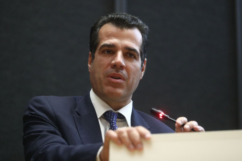 Θάνος Πλεύρης: Ανοιχτό το ενδεχόμενο απαγόρευσης της μπούρκας σε δομές μεταναστών