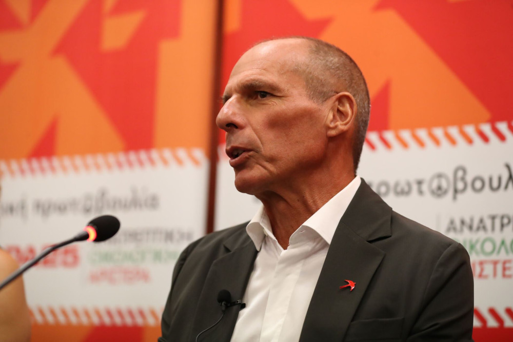 Πολιτικό θέατρο με σκηνικό το εδώλιο: Ο Βαρουφάκης και η τέχνη της αυτοθυματοποίησης