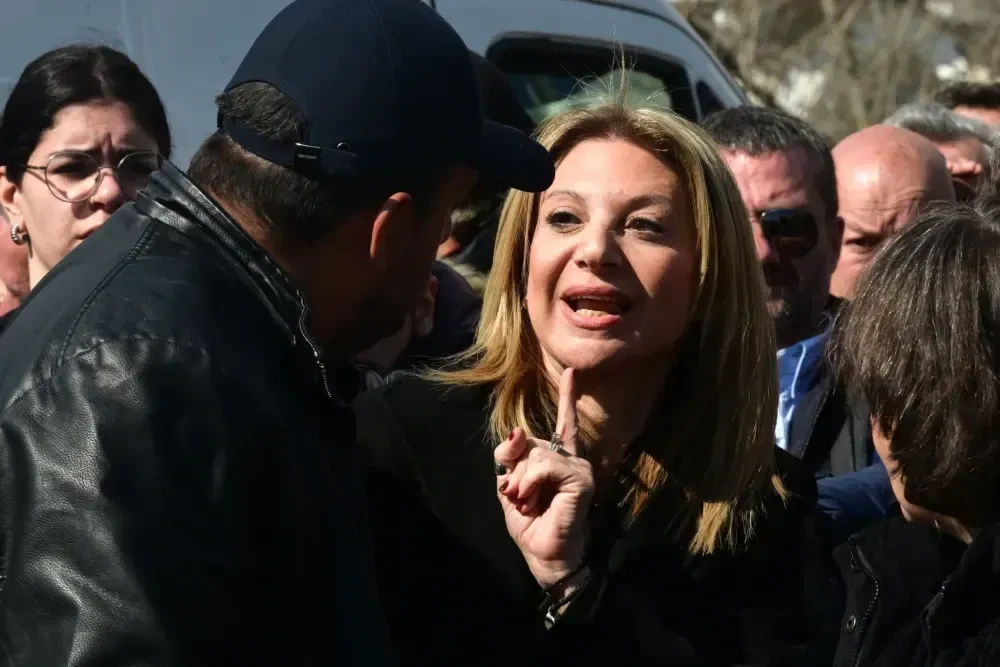 Η ελεύθερη πτώση στις μετρήσεις φέρνει νεύρα και αποχωρήσεις στο στρατόπεδο της Καρυστιανού