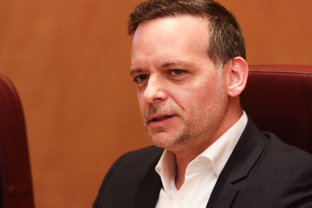 ΠΑΣΟΚ: «Φύρδην μίγδην» και από το τσουβάλι - όταν το ίδιο το κόμμα ομολογεί την πολιτική του σύγχυση