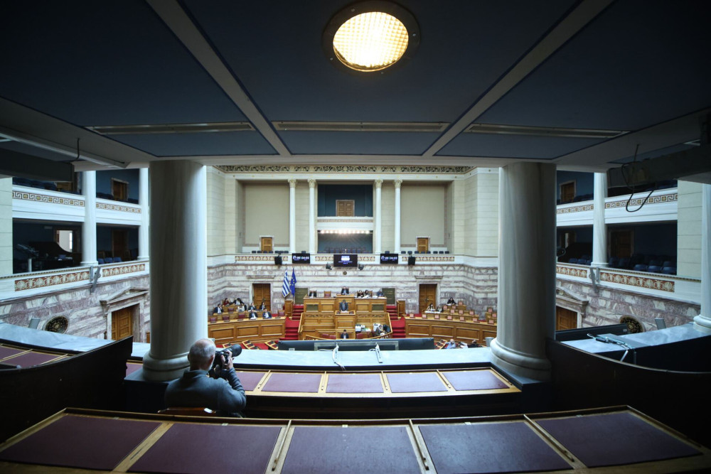 Απέναντι στο μετρήσιμο έργο της κυβέρνησης, η αντιπολίτευση ψάχνει ξανά «λεφτόδεντρα»