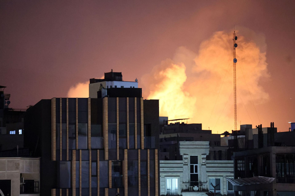 Συνεχίζεται το σφυροκόπημα στο Ιράν - Πλήγματα σε 1.000 στόχους - Μεταφέρεται η ένταση σε Ιράκ και Ιορδανία