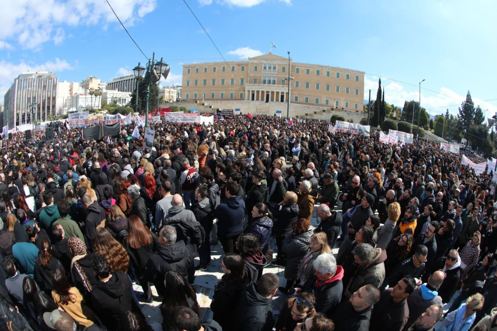 Τέμπη: σε πλήρη εξέλιξη τα πανελλαδικά συλλαλητήρια τρία χρόνια μετά την τραγωδία (photos & video)