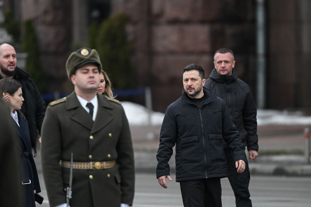 Ουκρανία: ο Ζελένσκι δείχνει για πρώτη φορά το καταφύγιό του - «Από εδώ ξεκίνησε η αντίσταση» (video)