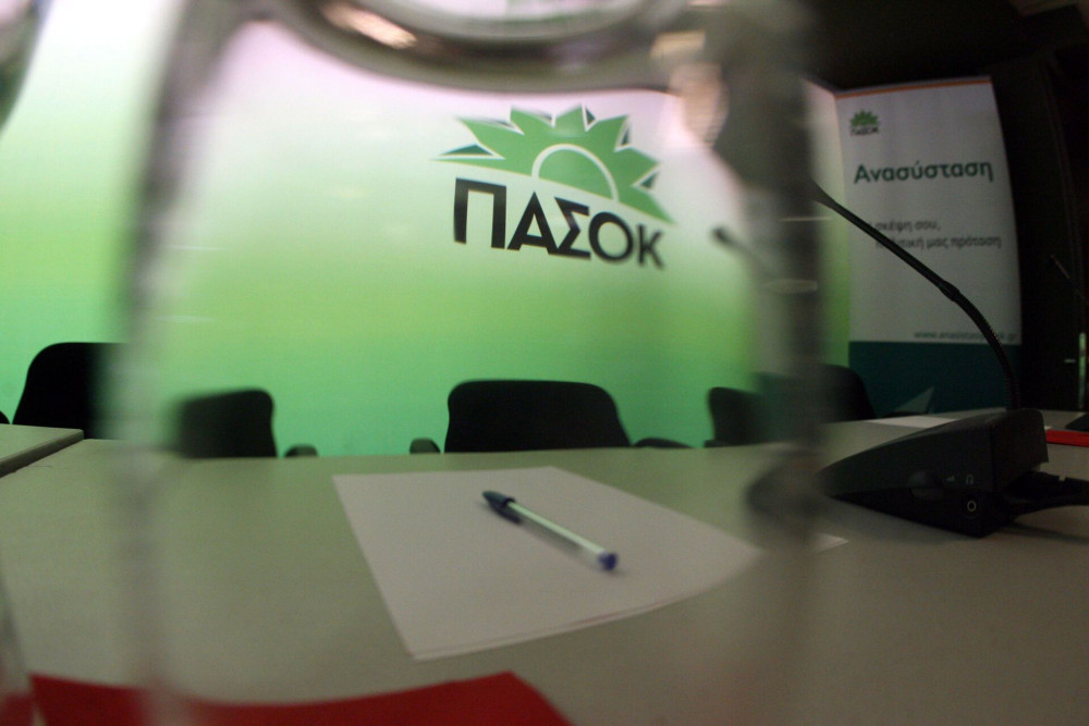 Μαύρες πλερέζες στο ΠΑΣΟΚ: το κούνημα της βελόνας που τους έκοψε τα πόδια