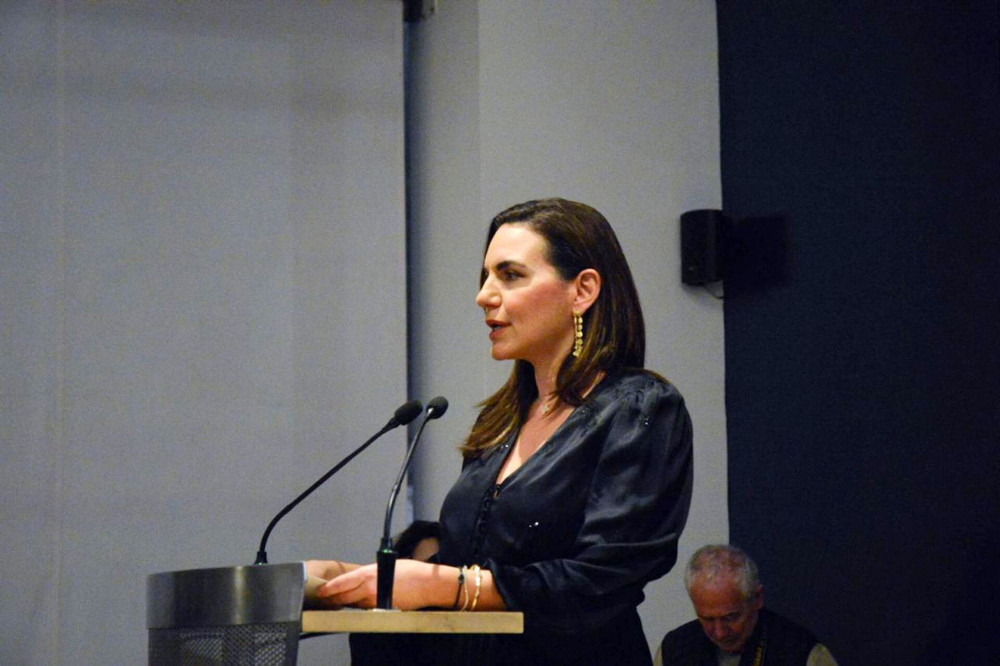 Η Όλγα Κεφαλογιάννη εγκαινίασε την έκθεση για τον Stephen Antonakos στο Ίδρυμα Θεοχαράκη