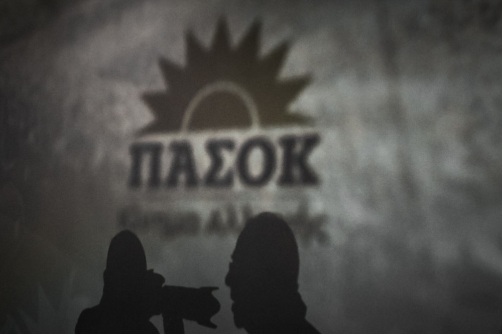 Στα… κάγκελα οι σύντροφοι του ΠΑΣΟΚ: μεταγραφές και «επιστροφές» προκαλούν αντιδράσεις