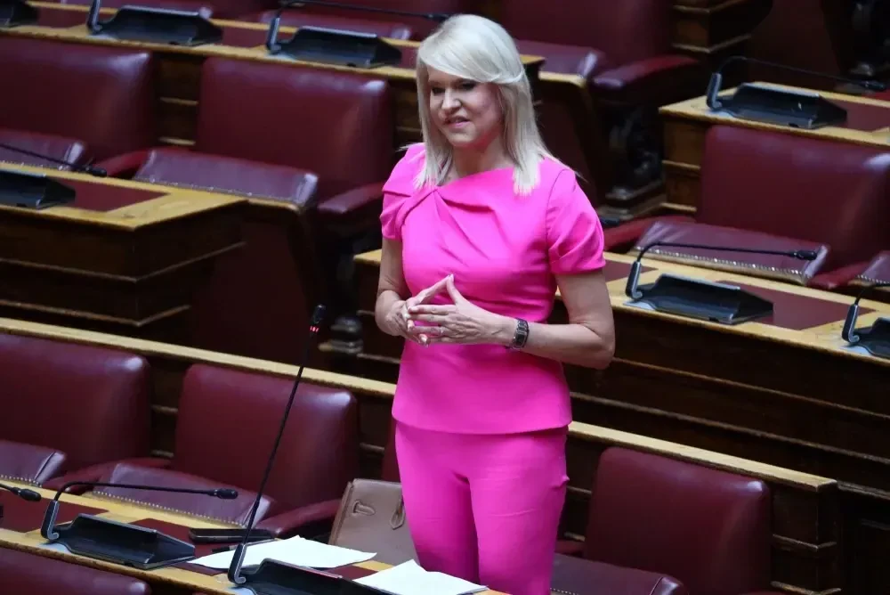 Η Τζάκρη έτοιμη να αλλάξει για τέταρτη φορά κόμμα: Κοιτάει πάλι προς το ΠΑΣΟΚ