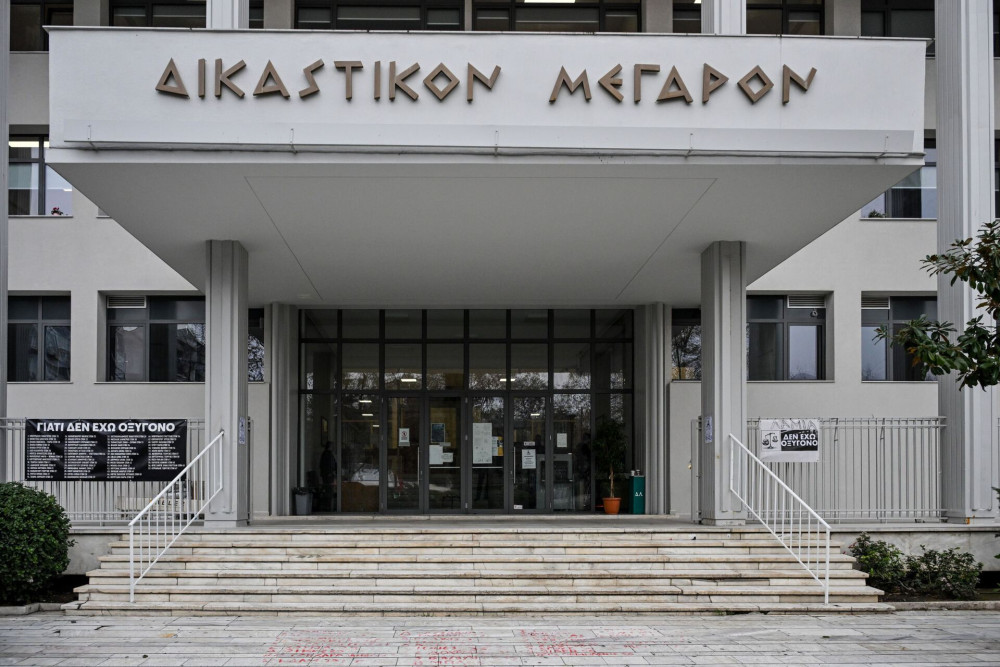 Τέμπη: Δεκτή η αποχή της προέδρου - Από την αρχή η δίκη για τα «χαμένα» βίντεο