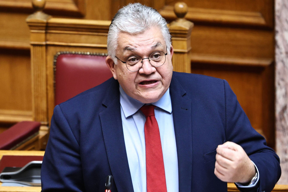 Κουκουλοφόροι πέταξαν τρικάκια έξω από το σπίτι του Νίκου Παπαιωάννου