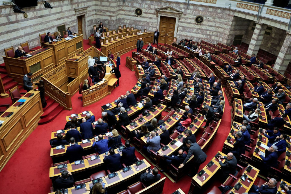 Και μετά απορούν για την… κολλημένη βελόνα: τα καρποφόρα λεφτόδεντρα της αντιπολίτευσης