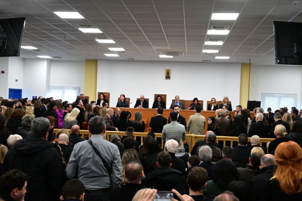 Νέα διάταξη στην αίθουσα της δίκης των Τεμπών