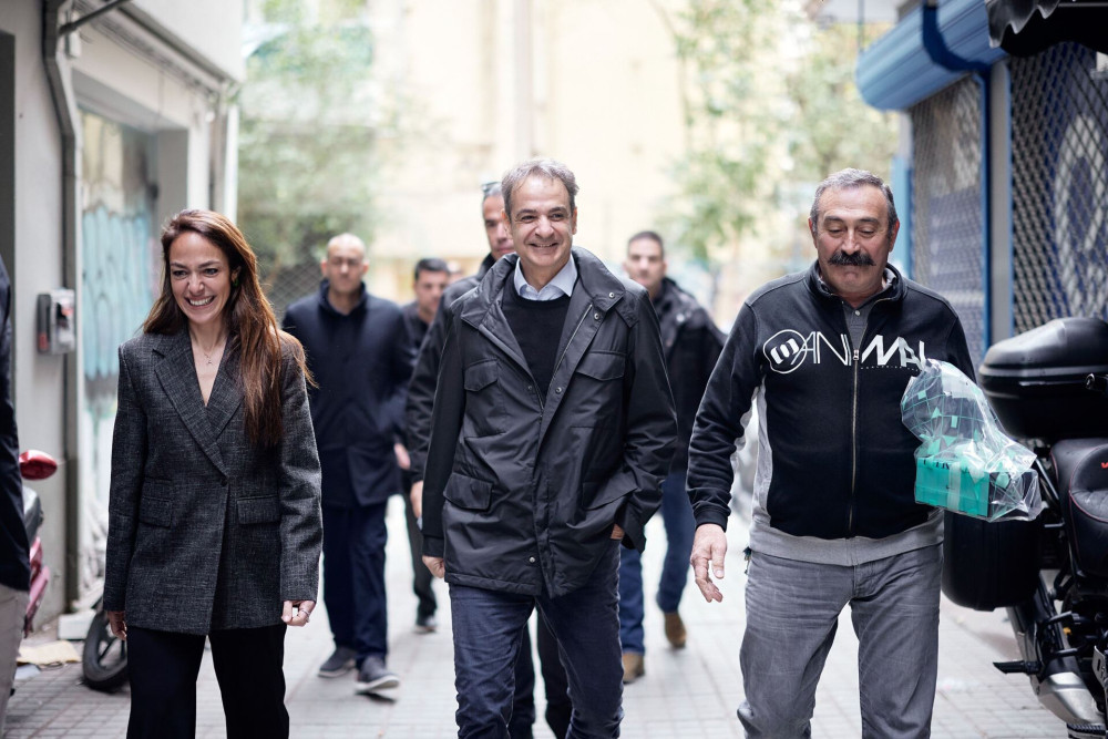 Ο Κυριάκος Μητσοτάκης συναντήθηκε με τον 63χρονο Θεόφιλο, ωφελούμενο προγράμματος για κοινωνική στέγη στη Θεσσαλονίκη