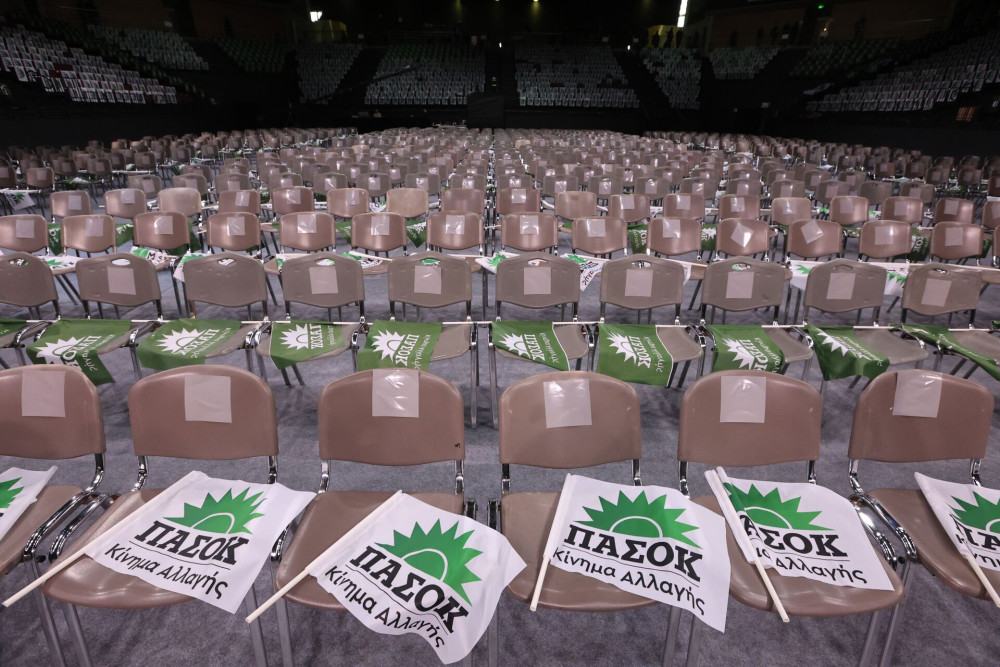ΠΑΣΟΚ: αυτογκόλ από τα αποδυτήρια