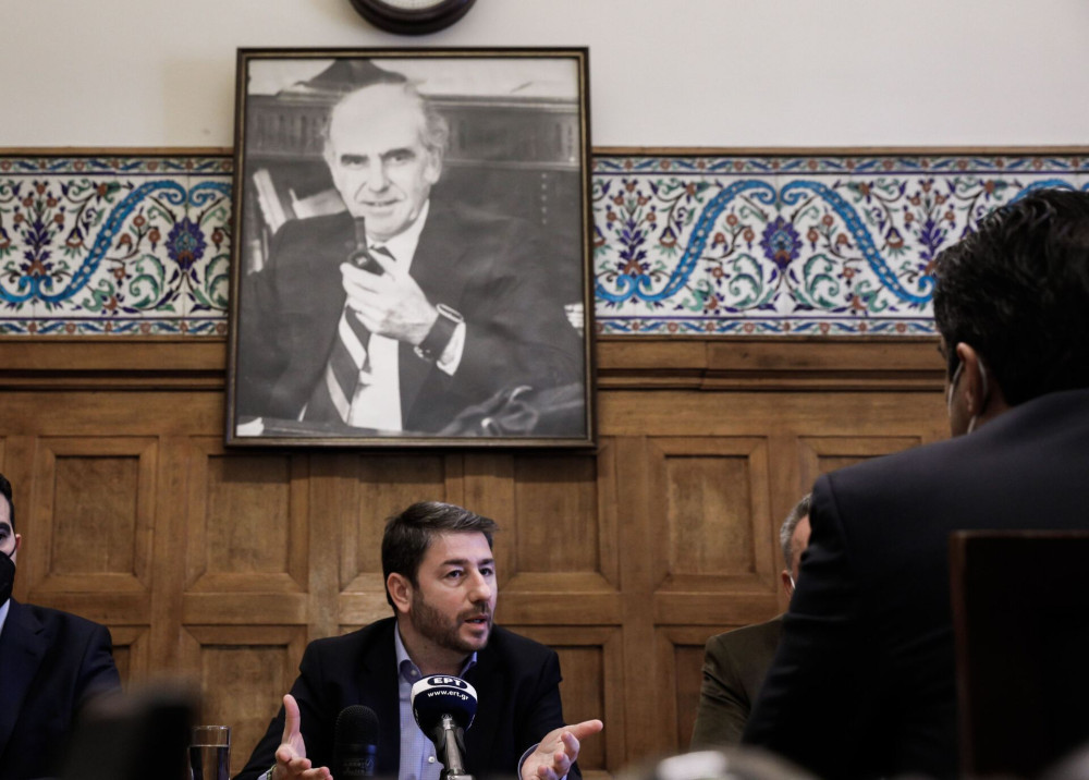 Ο Ανδρουλάκης, ο Ανδρέας Παπανδρέου και τα… τιμάρια του ΠΑΣΟΚ