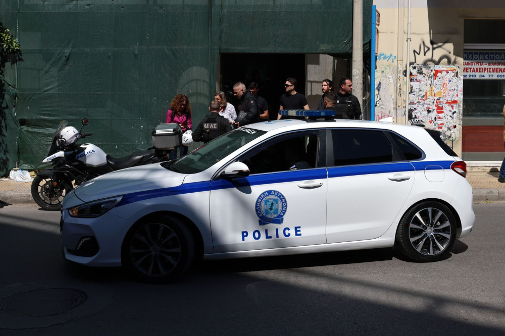 Πυροβολισμοί στον ΕΦΚΑ Κεραμικού: ηλικιωμένος εισέβαλε με καραμπίνα - Ένας υπάλληλος τραυματίας (video)