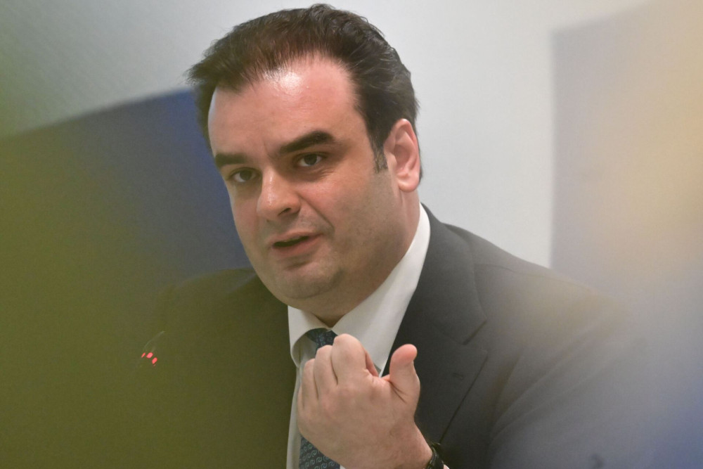 Κυριάκος Πιερρακάκης: Νέα μέτρα στήριξης και αιχμές στην αντιπολίτευση για «ανεύθυνες παροχές» (video)