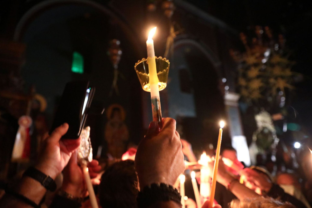 Σε κλίμα κατάνυξης η αναστάσιμη λειτουργία στη Μητρόπολη Αθηνών