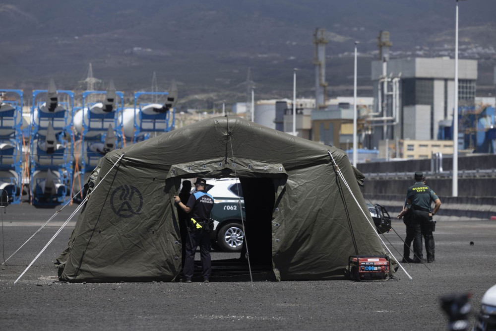 Έδεσε στην Τενερίφη το πλοίο με τον χανταϊό - Δρακόντεια μέτρα από τις ισπανικές Αρχές (video)