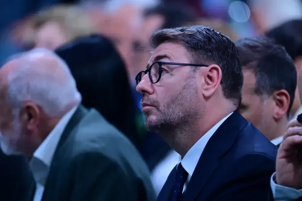Τριτοτέταρτος και... καταϊδρωμένος ο θυμωμένος Νικόλας του ΠΑΣΟΚ