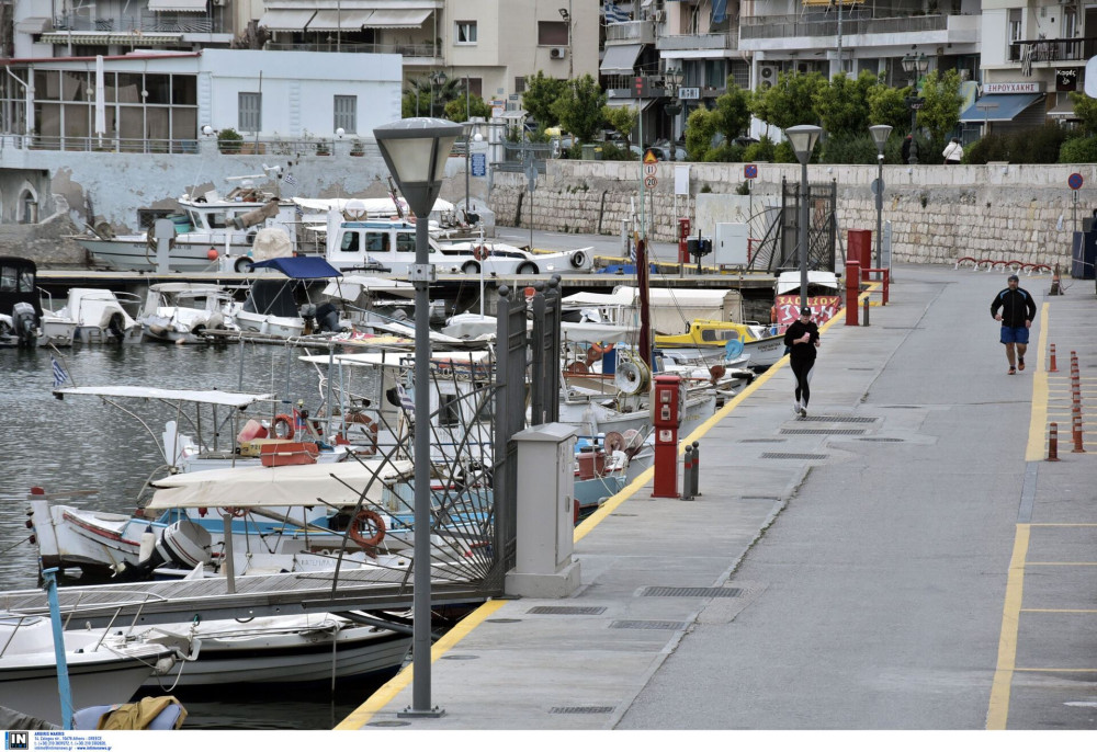 Σύγκρουση τουριστικού σκάφους με αλιευτικό έξω από τη Μαρίνα Ζέας