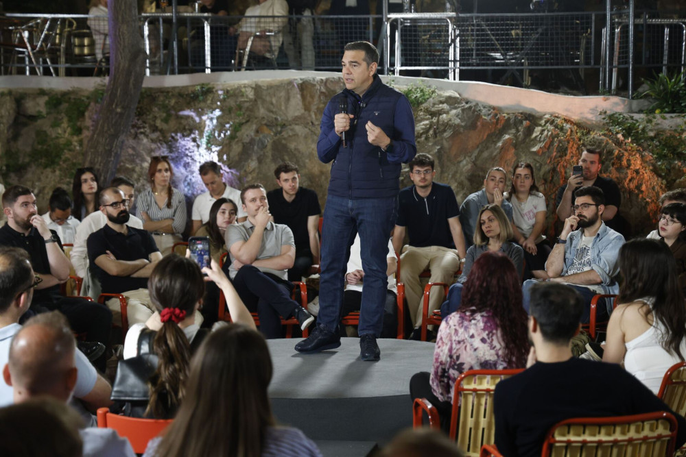 Τσίπρας με φανέλα… Barcelona, ΠΑΣΟΚ σε μεταγραφικό πανικό και η Κεντροαριστερά σε reality ανασύνθεσης