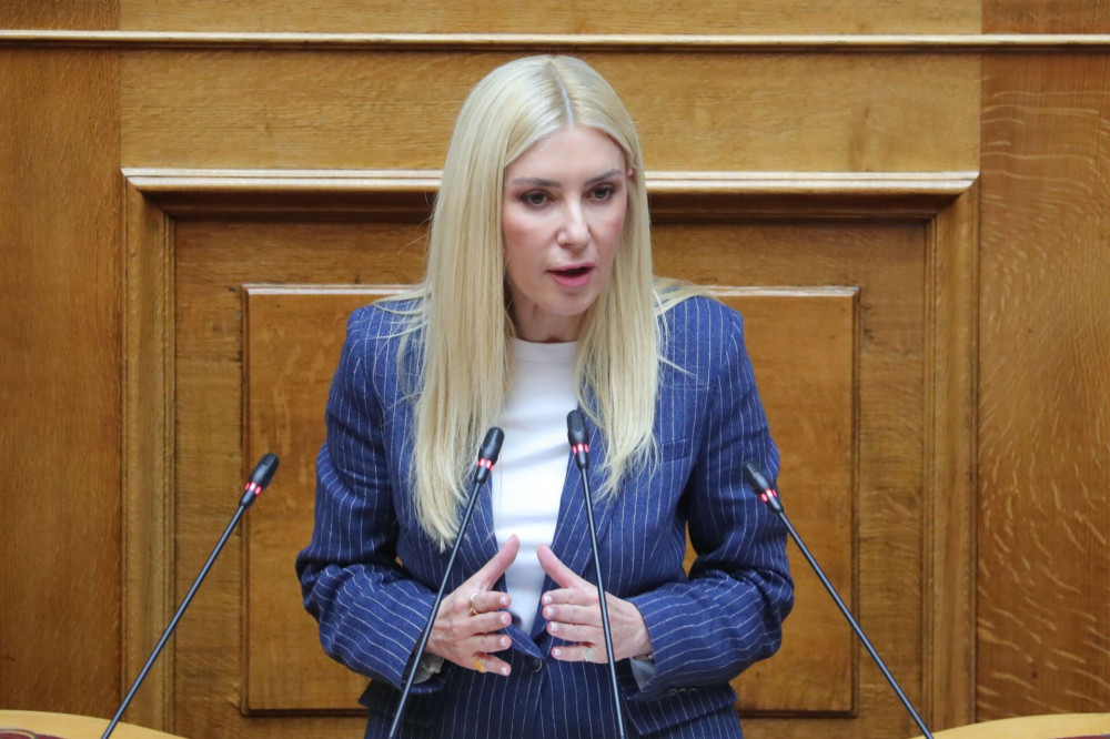 Άγρια σύγκρουση Φωτεινής Αραμπατζή-Ζωής Κωνσταντοπούλου στη Βουλή: «Να κατεβείτε από την έδρα»