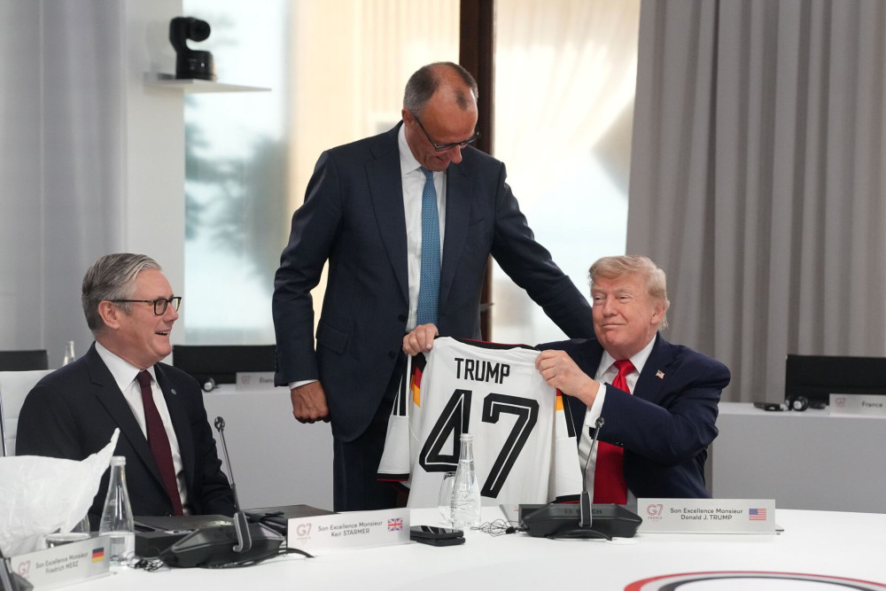 G7: ο Μερτς δώρισε στον Τραμπ φανέλα της εθνικής Γερμανίας με το όνομά του
