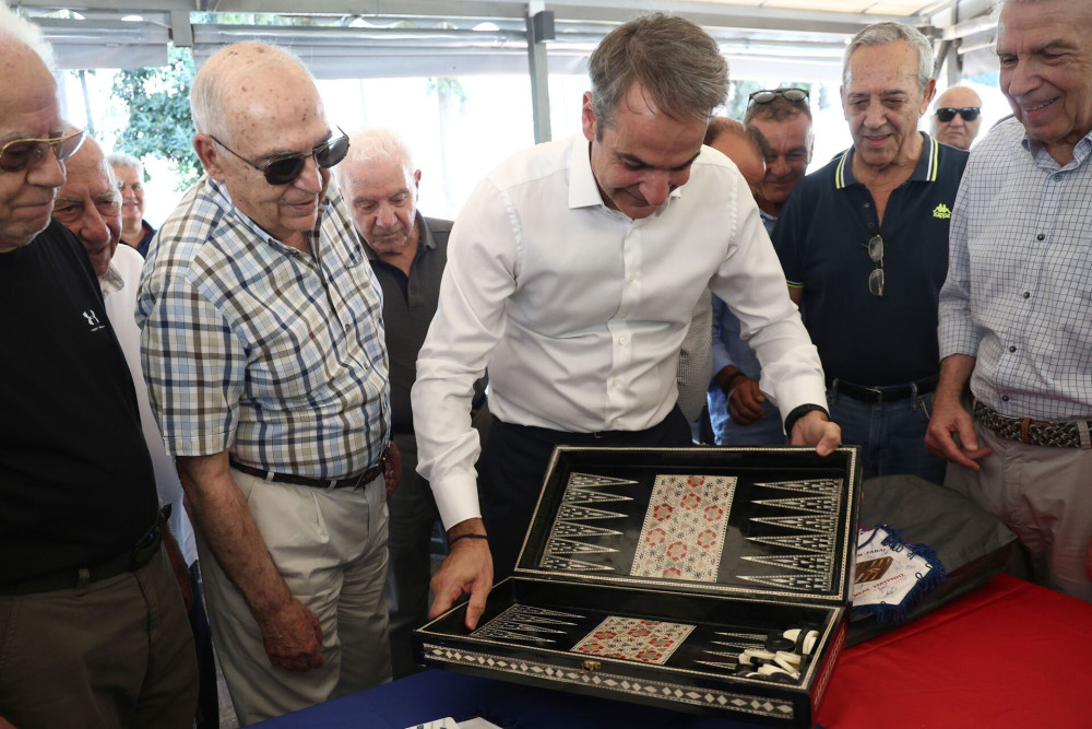 Ο Κυριάκος Μητσοτάκης έπαιξε τάβλι με θαμώνα σε καφενείο (video)
