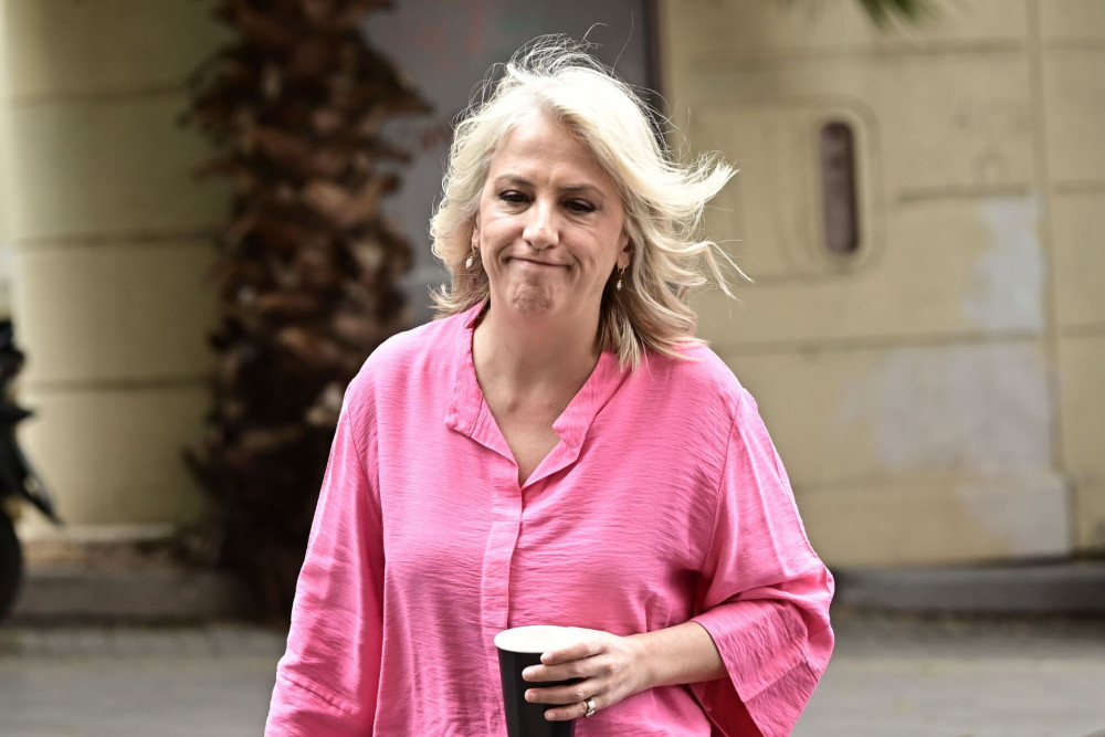 Καυστικός Μάνος Βουλαρίνος: Τα σκυλιά δεν φταίνε σε τίποτα να πληρώνουν τους καβγάδες των ΣΥΡΙΖΑίων (video)