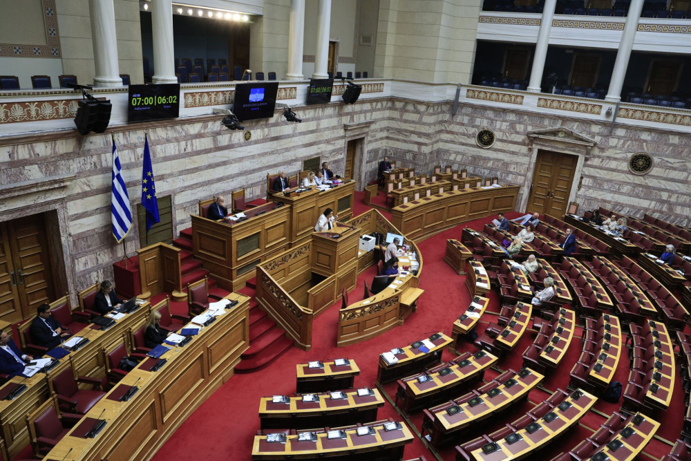 Με το βλέμμα στο 2027: Νέα μέτρα στήριξης από την κυβέρνηση, αναταράξεις σε ΣΥΡΙΖΑ και ΠΑΣΟΚ