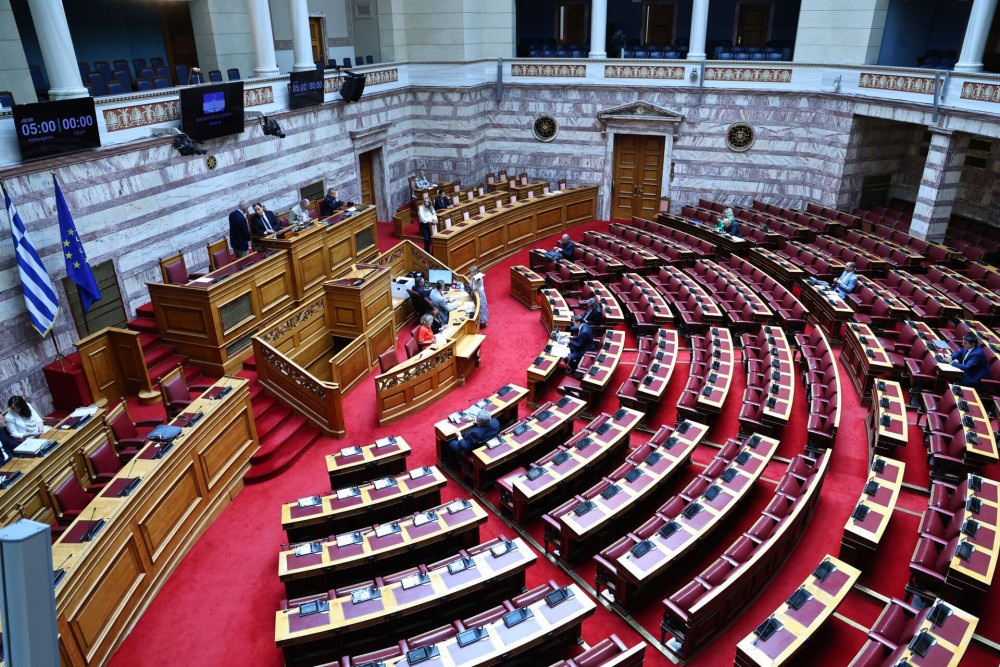 Επιτροπή Αναθεώρησης Συντάγματος: «Ναι» από ΝΔ, «παρών» και «όχι» από ΠΑΣΟΚ