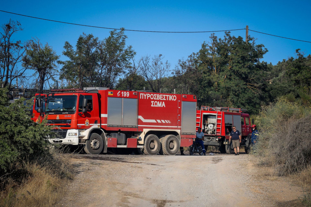 Υπό μερικό έλεγχο η πυρκαγιά δίπλα στο στρατόπεδο «Καποτά», στο Μενίδι