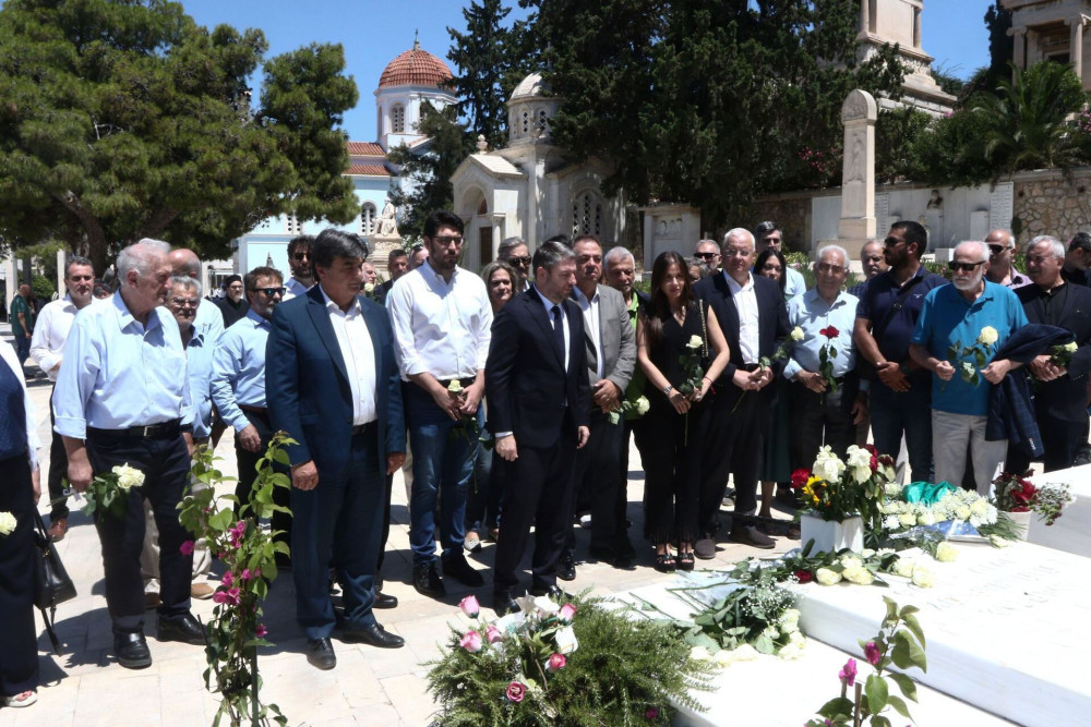 Με την «εικόνα» του Ανδρέα το ΠΑΣΟΚ: «προσευχές» και «τάματα» στο όνομα του ιδρυτή