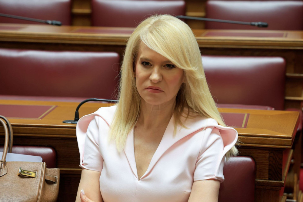 Η παραίτηση της Τζάκρη, τα σενάρια για το ΠΑΣΟΚ και η… κυβερνητική τσόντα
