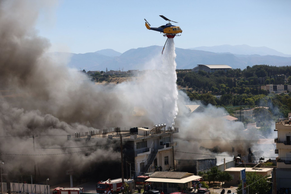 Φωτιά στο Ηράκλειο: Κάηκαν ολοσχερώς δύο επιχειρήσεις, ζημιές σε τουλάχιστον τρία σπίτια (video)